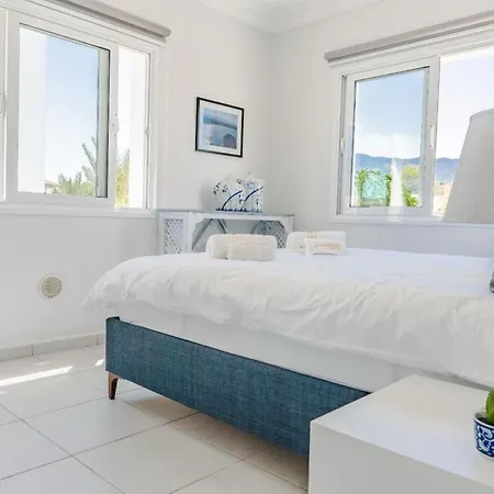 Family-Friendly Apartment Just Steps Away From The Sea *