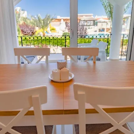 Family-friendly Just Steps Away From The Sea Apartmán *